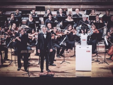 ABB-ov robot YuMi nastupao na centralnoj pozornici u Pizi - dirigujući Andrei Bočeliju i Filharmonijskom orkestru Luka